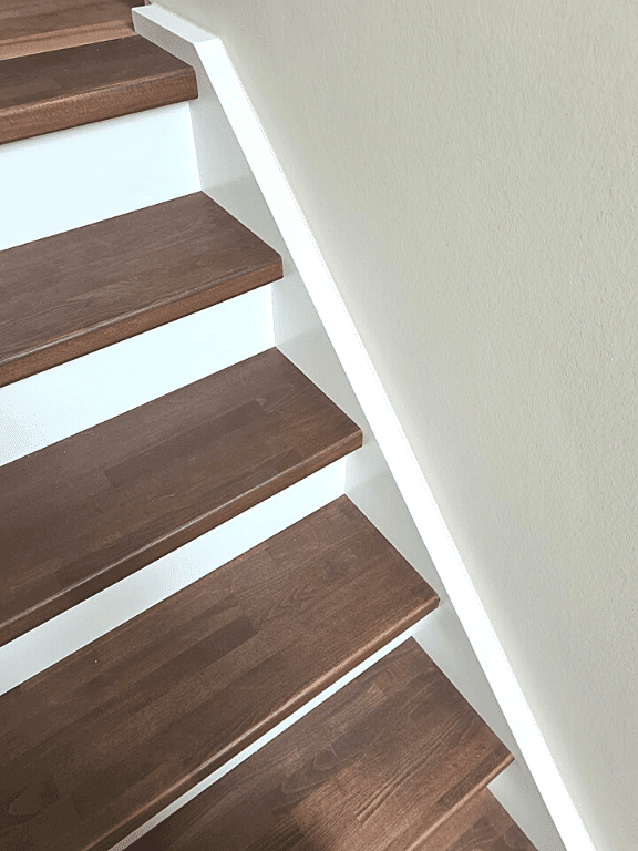 Treppenbau Holztreppe dunkel Nahansicht