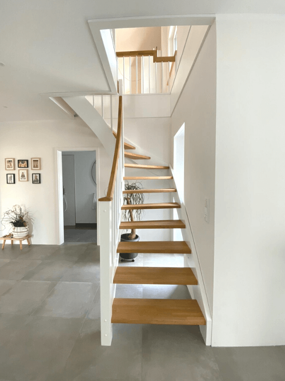Treppenbau Holztreppe hell Frontansicht