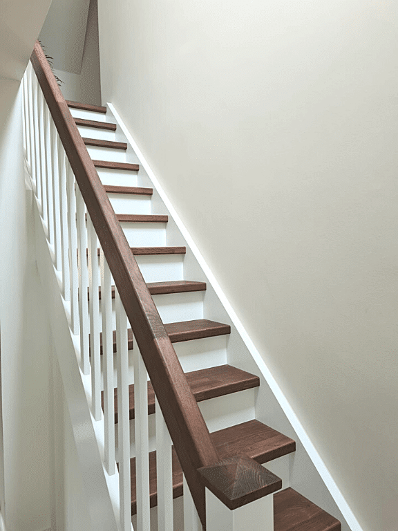 Treppenbau Holztreppe weiss dunkel