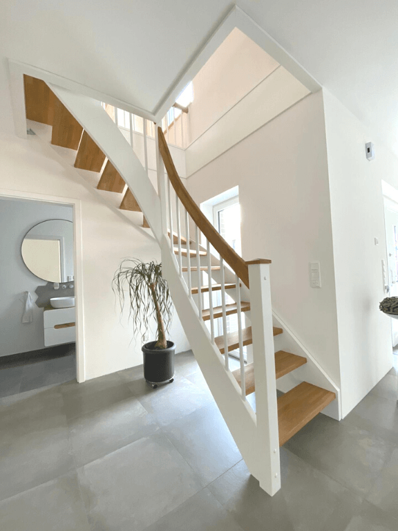 Treppenbau Holztreppe weiß Schrägansicht