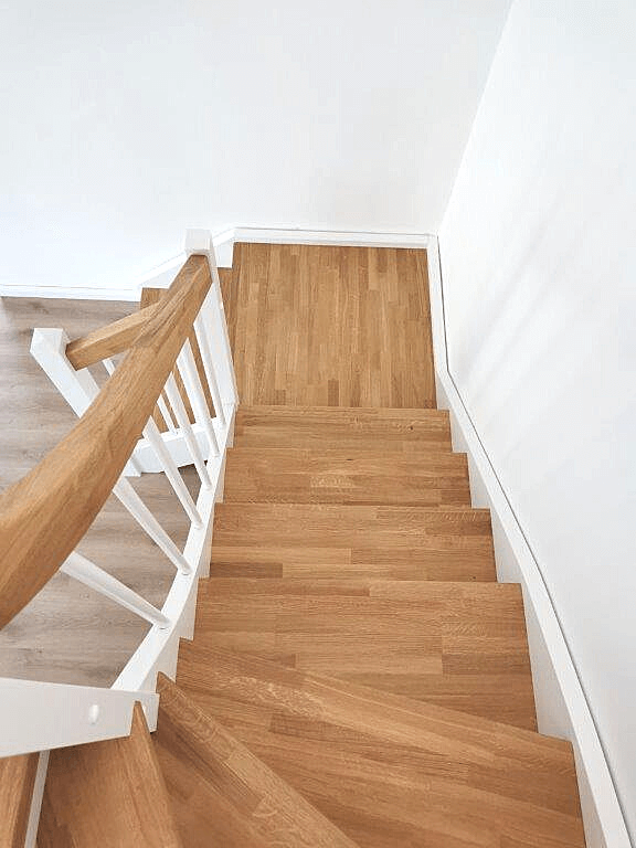 Treppenbau Treppe hell oben
